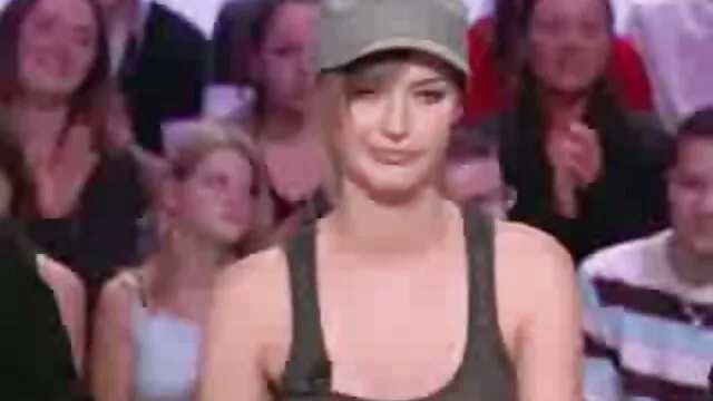 XXX pas d'inscription  Jeune salope se branle dans video xxl gratuite sa bouche et la bite