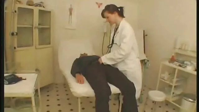 XXX pas d'inscription  Les poussins arrangé une petite orgie vidéo xxl gratuit avec des hommes