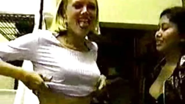 XXX pas d'inscription  Blonde film porno xxxl gratuit aux gros seins suce la bite d'un grand homme tout en prenant des photos de lui crabe