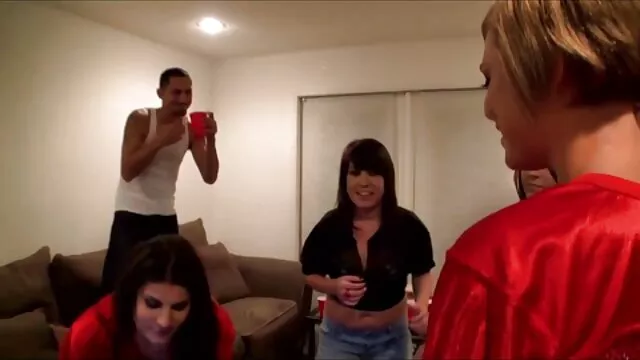 XXX pas d'inscription  Les hommes russes se sont amenés à un orgasme orageux dans la salle video gratuite xxl de bain