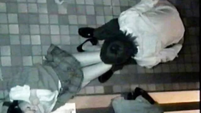 XXX pas d'inscription  Brune avec de petits seins chevauche la xxxl video gratuit bite de son amant