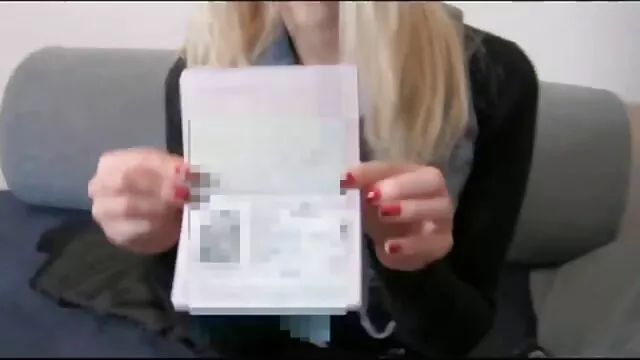 XXX pas d'inscription  Un homme film porno xxl mûr met les jeunes mamelons droit dans le cul