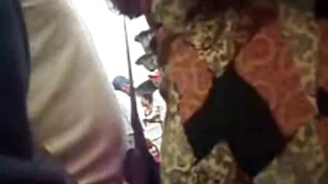 XXX pas d'inscription  Un étranger ramassé une prostituée du village et son baiser sur une ferme film porno français xxl