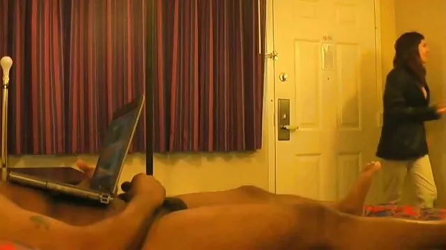 XXX pas d'inscription  Jeune salope avec un collègue se trouve sur la xxl film gratuit table