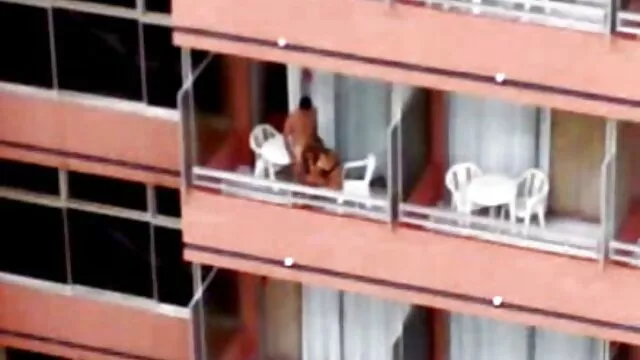 XXX pas d'inscription  Le masseur a soulevé video xxl pornographiques la roue étalant la beauté des trous