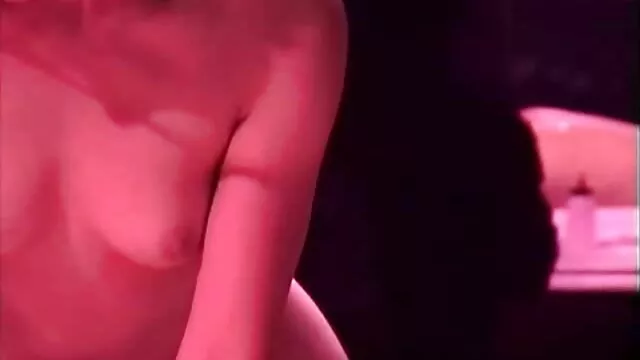 XXX pas d'inscription  Jeune femme sous les escaliers fièrement putain film xxl black gratuit